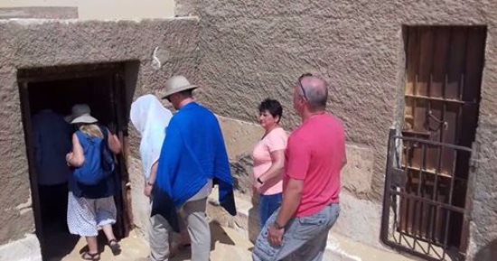 بالصور .. وفد سياحى ألمانى يزور المنطقة الأثرية بتونا الجبل بالمنيا
