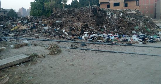 بالصور.. قارئ يشكو تراكم القمامة بمزلقان السكة الحديد بالقنطرة البيضاء
