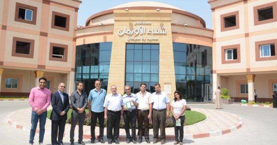 بالصور.. وفد كنيسة الأقصر الإنجيلية يزور مرضى السرطان ويهديهم الزهور