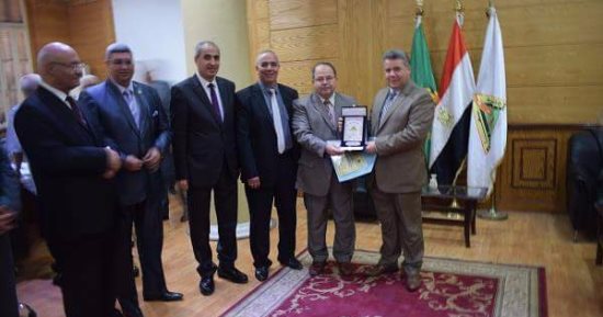رئيس جامعة بنها يكرم وكيل وزارة الصحة ونقيب الصيادلة لدعمهم القوافل الطبية 