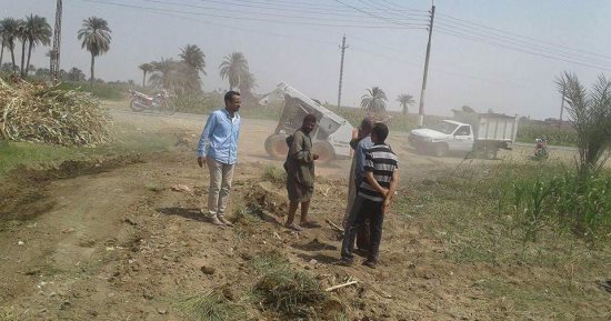 تمهيد الطرق وإنارة الشوارع بقرية الحرجة استعدادا للعام الدراسى ببنى سويف 