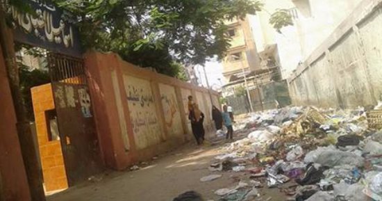 القمامة تحاصر مدرسة إسماعيل القبانى بالزاوية الحمراء قبل أيام من بدء الدراسة