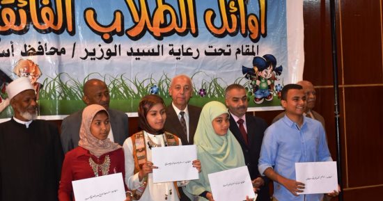 بالصور .. محافظ أسوان يكرم 67 طالب متفوق قبل بدء الدراسة