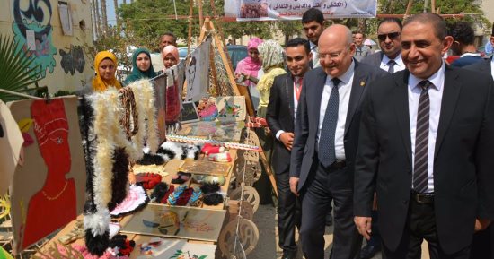 رئيس جامعة الزقازيق يلتقى طلاب كلية الصيدلة الجدد ويكلف بإجراء كشف فيروس C
