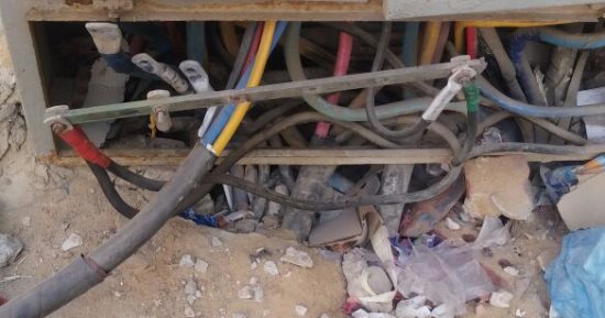 ضبط عاطل أثناء سرقته كابلات الضغط العالى بالزعفرانة فى البحر الأحمر