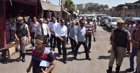 محافظ أسيوط يشدد على إزالة الباعة الجائلين وإلزامهم بالأماكن المخصصة لهم