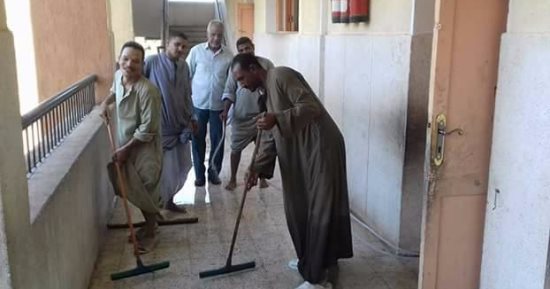 للعام الثانى.. معلمون ينظفون المدارس قبل أيام من انطلاق الدراسة جنوب الأقصر