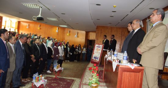 بالصور.. رئيس جامعة كفر الشيخ يستقبل الطلاب الجدد بكلية الألسن 