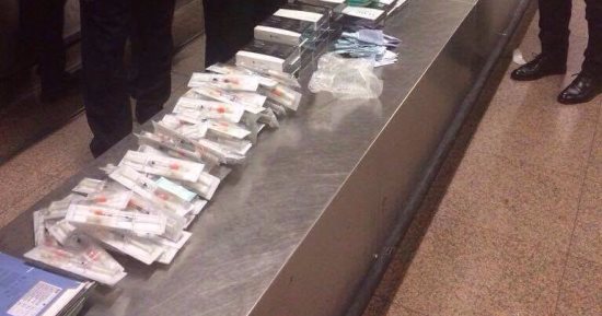بالصور..جمارك مطار القاهرة تحبط محاولة تهريب 1100 أمبول "بوتكس" قادمة من فرنسا