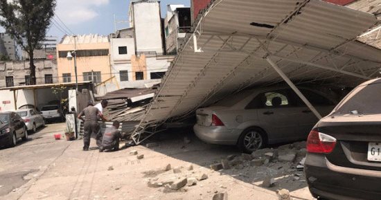بالصور.. خروج مئات المواطنين بالمكسيك إلى الشوارع بسبب زلزال بقوة 7.4 درجات