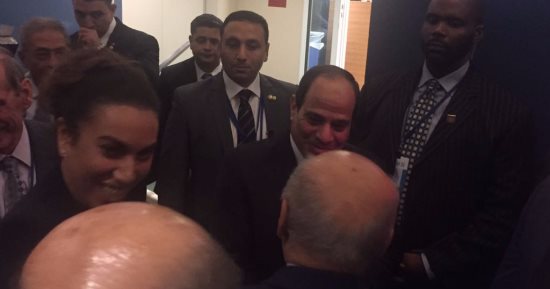 بالصور..تهافت الحضور على التقاط الصور مع السيسى عقب القاء كلمته بالأمم المتحدة