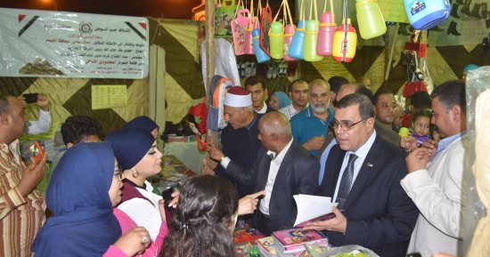 محافظ الفيوم يفتتح معرضًا لبيع أدوات المدارس بأسعار مخفضة