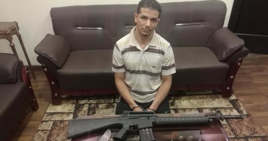 سقوط "حمص" تاجر السلاح وبحوزته "شوت جن" وبندقية خرطوش وفرد خرطوش بمنشأة ناصر