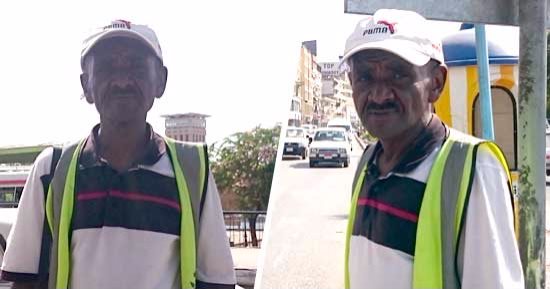 بالصور.. "سبع صنايع والبخت ضايع".. عم عبد السلام 7 سنوات من تنظيم المرور بأسوان ببلاش.. ويؤكد: "أنا بتكلم أسبانى وإنجليزى ومحدش سأل فيا من المحافظين..ونفسى فى دخل ثابت وأعالج أمى المشلولة على نفقة الدولة"
