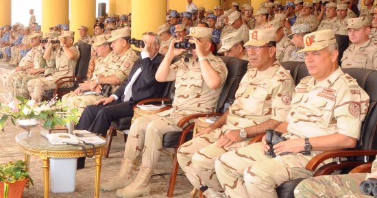 الفريق محمود حجازى يشهد مشروع الرماية بالذخيرة الحية بمناورات النجم الساطع