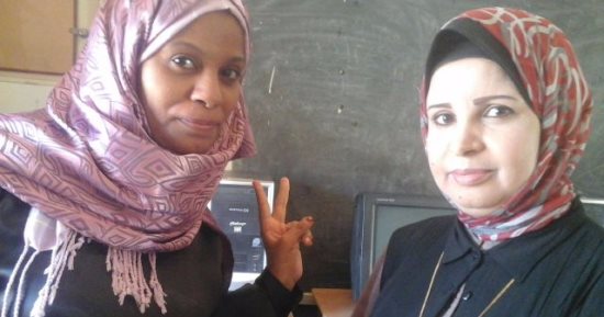 محافظ أسوان يكافئ معلمة وجدها تنظف أرضية الفصل بنفسها