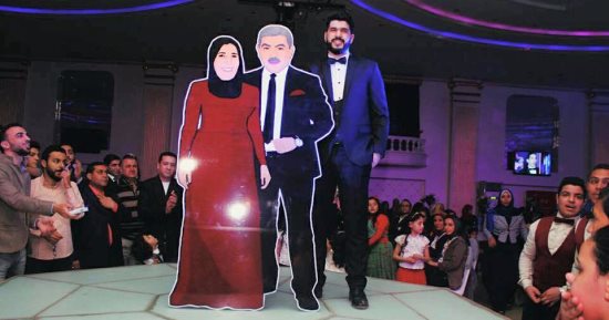 شاب يحيى وفاة والديه بصورة "3D" فى حفل زفافه ويلتقط الصور معهما