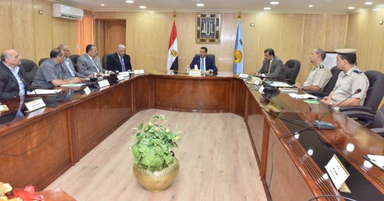 محافظ أسيوط يناقش وضع آلية لترخيص التوك توك وضبط سير الكارو بالشوارع