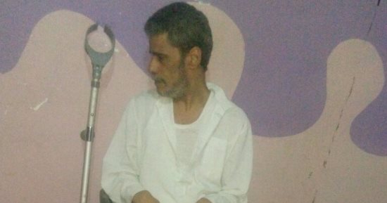 بالصور.. ياسين مسن مشلول يعيش عند الجيران.. حلمه غرفة تأوى أسرته وكرسى متحرك