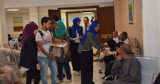 بالصور.. طلاب الطب والفنون الجميلة بجنوب الوادى فى زيارة لمرضى السرطان بالأقصر