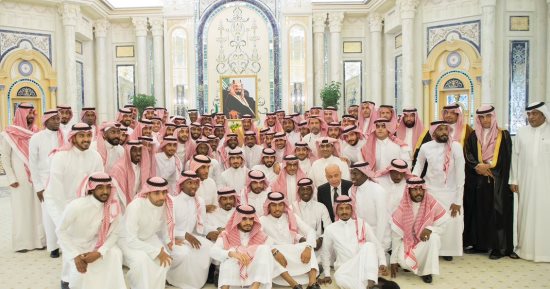 بالصور.. خادم الحرمين يستقبل منتخب السعودية بعد التأهل لمونديال روسيا