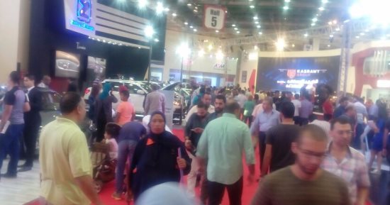 بالصور.. المواطنون يبحثون عن عروض السيارات بمعرض أوتوماك فورميلا 