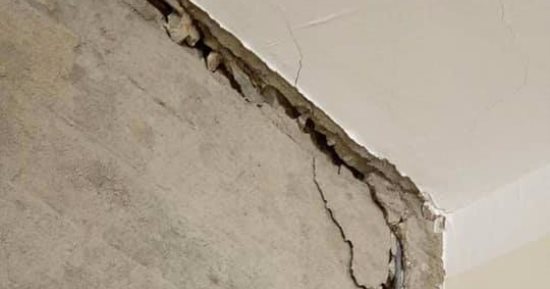 بالصور.. قارئ يشكو من تصدعات وشروخ فى عمارات الإسكان الاجتماعى بأسوان الجديدة