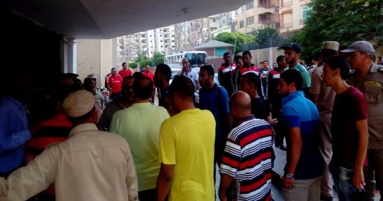 بالصور... جماهير المنصورة تتسبب فى أزمة قبل مباراة المحلة