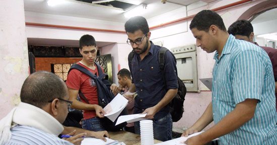 طوارئ بمدن جامعة عين شمس لإنهاء تسكين المقبولين.. الطلاب يجرون الكشف الطبى وتحليل المخدرات.. والجامعة ترفع شعار "لا زيادة فى رسوم الإقامة".. مدير عام المدن: قبول  3914 طالبًا واستبعاد متعاطى المخدرات