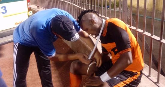 بالصور.. نقل لاعب المنصورة للمستشفى بسبب خلع فى الكتف بمباراة المحلة