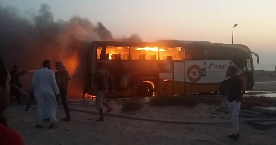 بالفيديو.. النيران تلتهم أتوبيس ركاب فى أبو زنيمة بجنوب سيناء دون إصابات