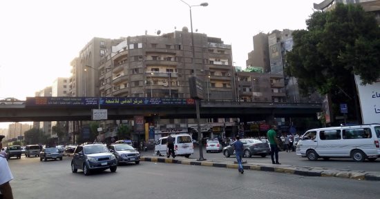 قارئ يرصد إضاءة أعمدة الكهرباء نهارا فى شارع التحرير بالدقى