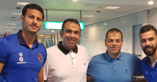 راعية ملابس الأهلي توزّع قمصانا على الجمهور فى رادس
