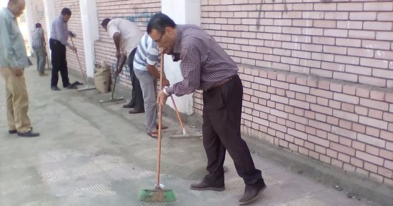 بالصور ..وكيل وزارة تعليم المنيا "مبلط وعامل نظافة" أمام مبنى المديرية   