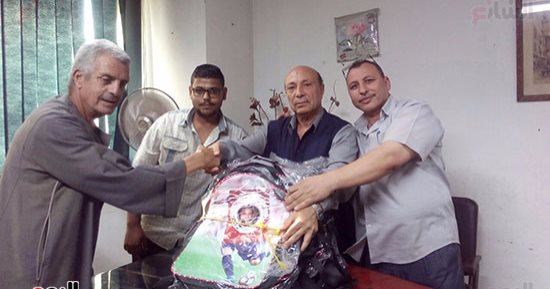 بالصور.. "حب الوطن" يوزع مستلزمات دراسية مجانية على غير القادرين بالجيزة