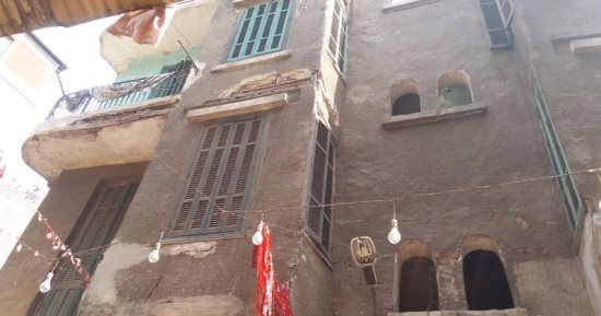 بالصور.. حى باب الشعرية يخلى عقارا آيلا للسقوط ويضبط أدوية منتهية الصلاحية