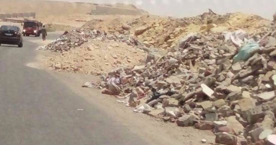 شكاوى من تراكم مخلفات البناء فى مدخل التجمع الثالث من الطريق الدائرى