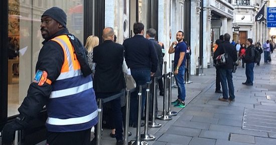 إقبال ضعيف على شراء آيفون 8 و8 بلس بمتجر آبل فى لندن