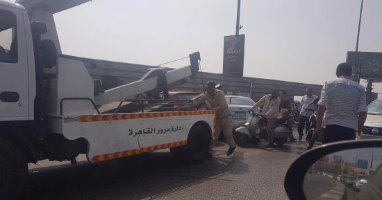 أوناش المرور ترفع حطام حادث تصادم 4 سيارات أعلى كوبرى أكتوبر