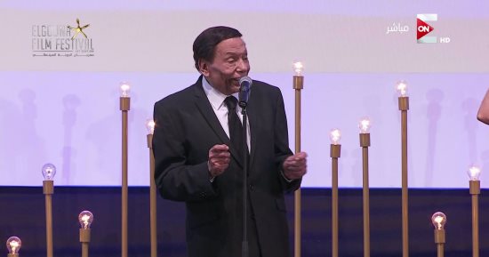 عادل إمام يغادر الجونة بعد تكريمه فى مهرجان الجونة السينمائى الأول
