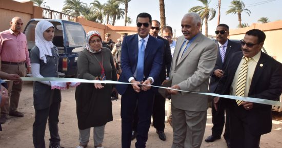 محافظ أسيوط يفتتح 3 مدارس بتكلفة 10 مليون جنيه ويحضر طابور الصباح مع الطلاب