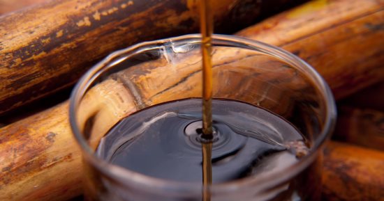 فوائد العسل الأسود أهمها علاج الروماتيزم ويساعد على نمو الشعر
