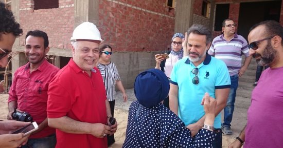 بالصور.. نقيب المهن التمثيلية أشرف زكى يفتتح مشروع النقابة السكنى