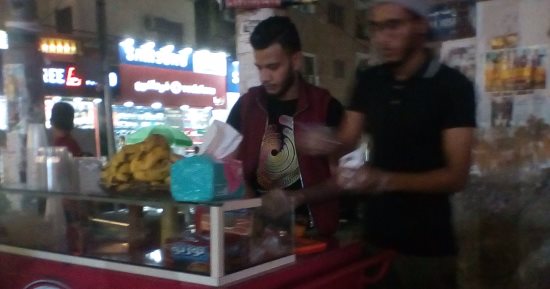 شاهد.."بطاطا ميكس" 3 خرجين يعملون على عربية بطاطا للتغلب على البطالة بالمنيا
