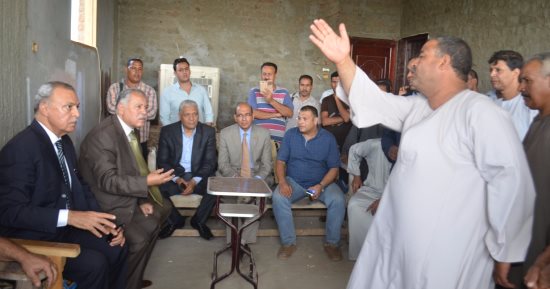 محافظ قنا يعقد لقاء مع أهالى قرية الكوم الأحمر بفرشوط لبحث شكواهم فى ضعف مياه الشرب