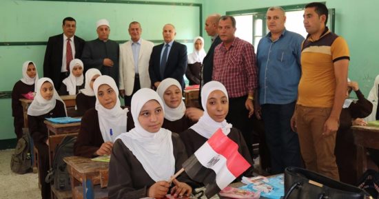 بالصور.. محافظ كفر الشيخ يمنح مكافأة للعاملين بالمنطقة الأزهرية ومعهد فتيات
