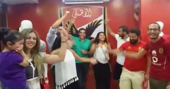 جماهير أردنية تحتفل بفوز الأهلي على الترجي بمقر راعية ملابس الأحمر