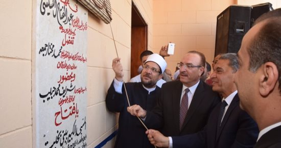 بالصور.. راعى كنيسة يشارك وزير الأوقاف افتتاح مسجد فى بنى سويف