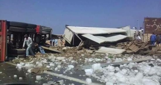 بالصور .. انقلاب شاحنة محملة بألواح الثلج بطريق القصير - مرسى علم