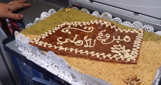 بالصور..مصر للطيران تحتفل بفوز الأهلي بـ"تورتة" على رحلتها القادمة من تونس